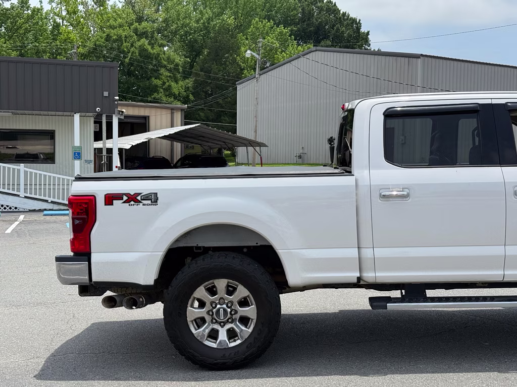 2017 WHITE PLATINUM MET TRI-COAT Ford Super Duty F-250 SRW Lariat 4X4 Truck