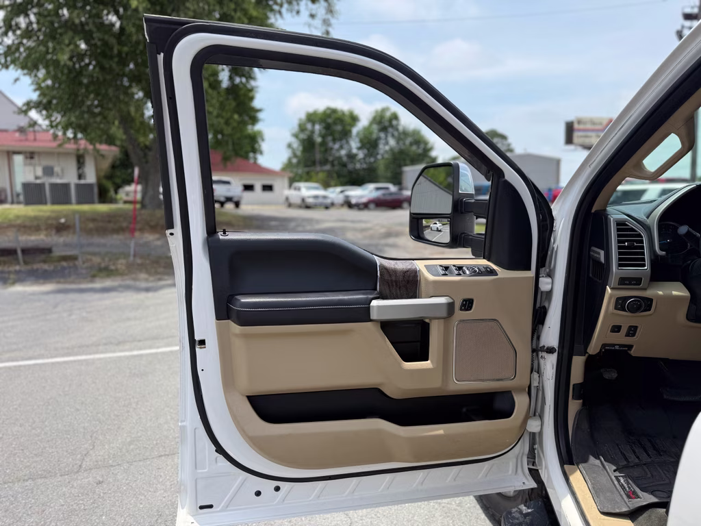 2017 WHITE PLATINUM MET TRI-COAT Ford Super Duty F-250 SRW Lariat 4X4 Truck