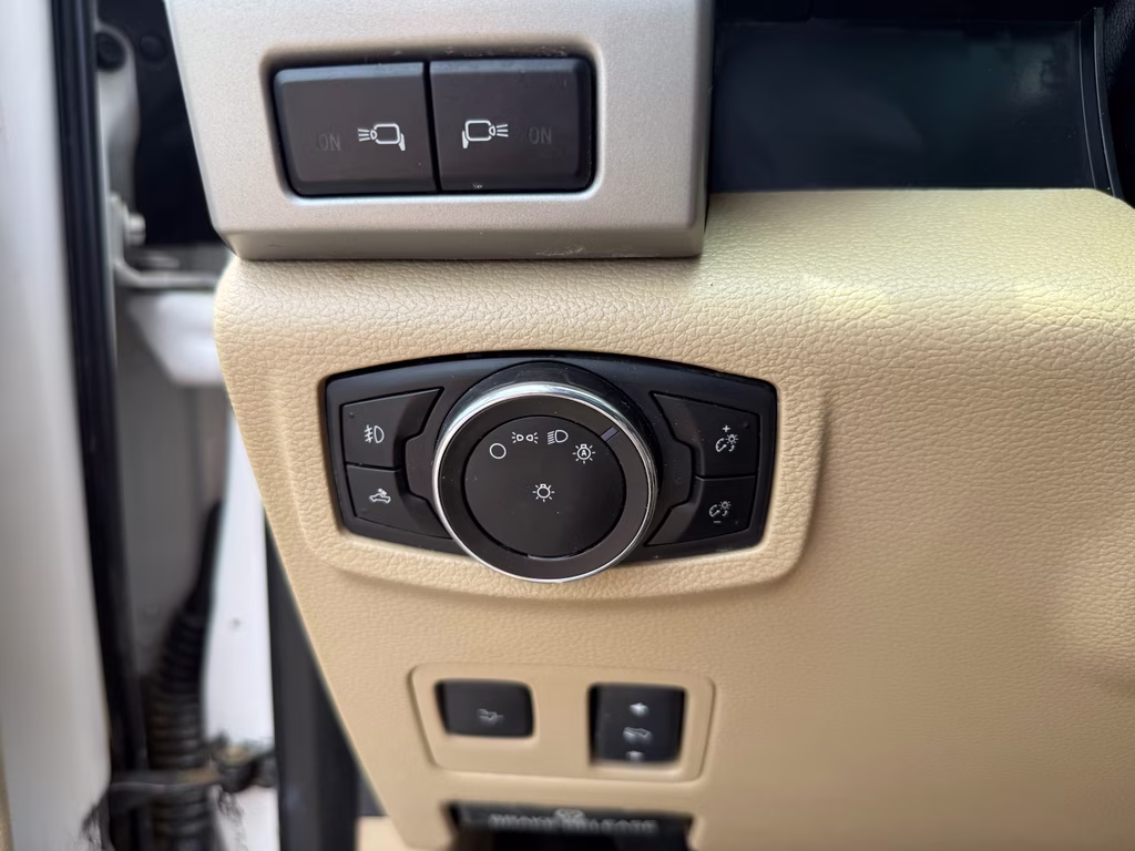 2017 WHITE PLATINUM MET TRI-COAT Ford Super Duty F-250 SRW Lariat 4X4 Truck