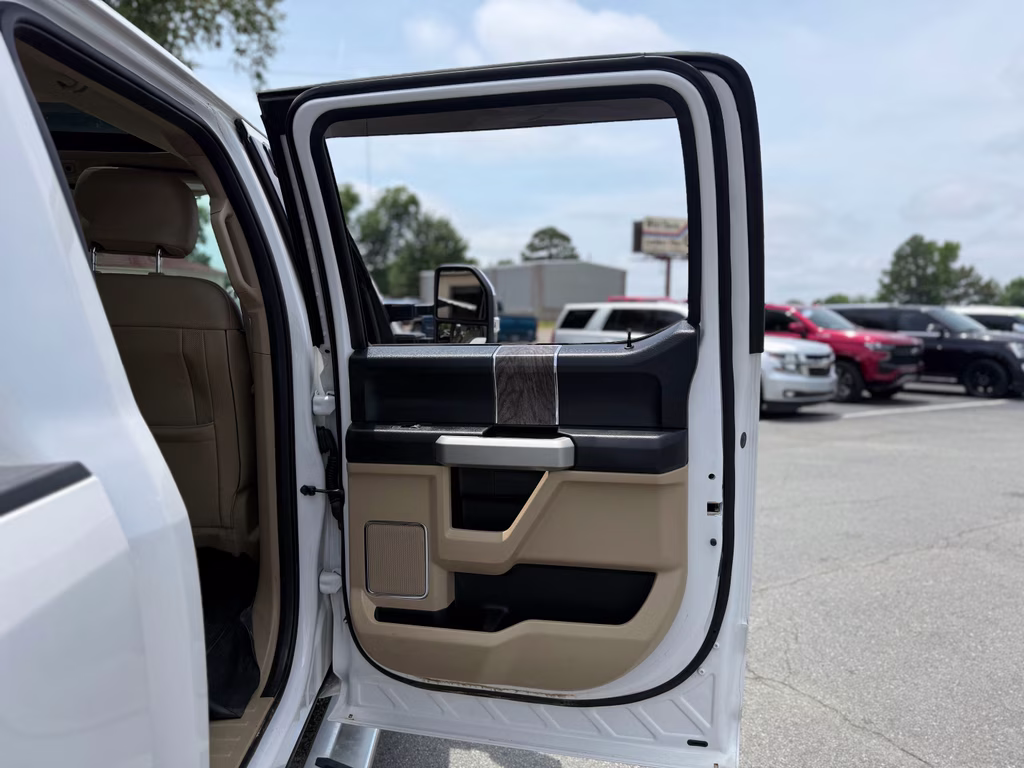 2017 WHITE PLATINUM MET TRI-COAT Ford Super Duty F-250 SRW Lariat 4X4 Truck