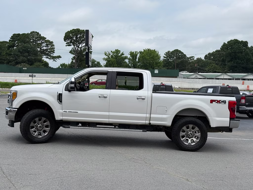 2017 WHITE PLATINUM MET TRI-COAT Ford Super Duty F-250 SRW Lariat 4X4 Truck