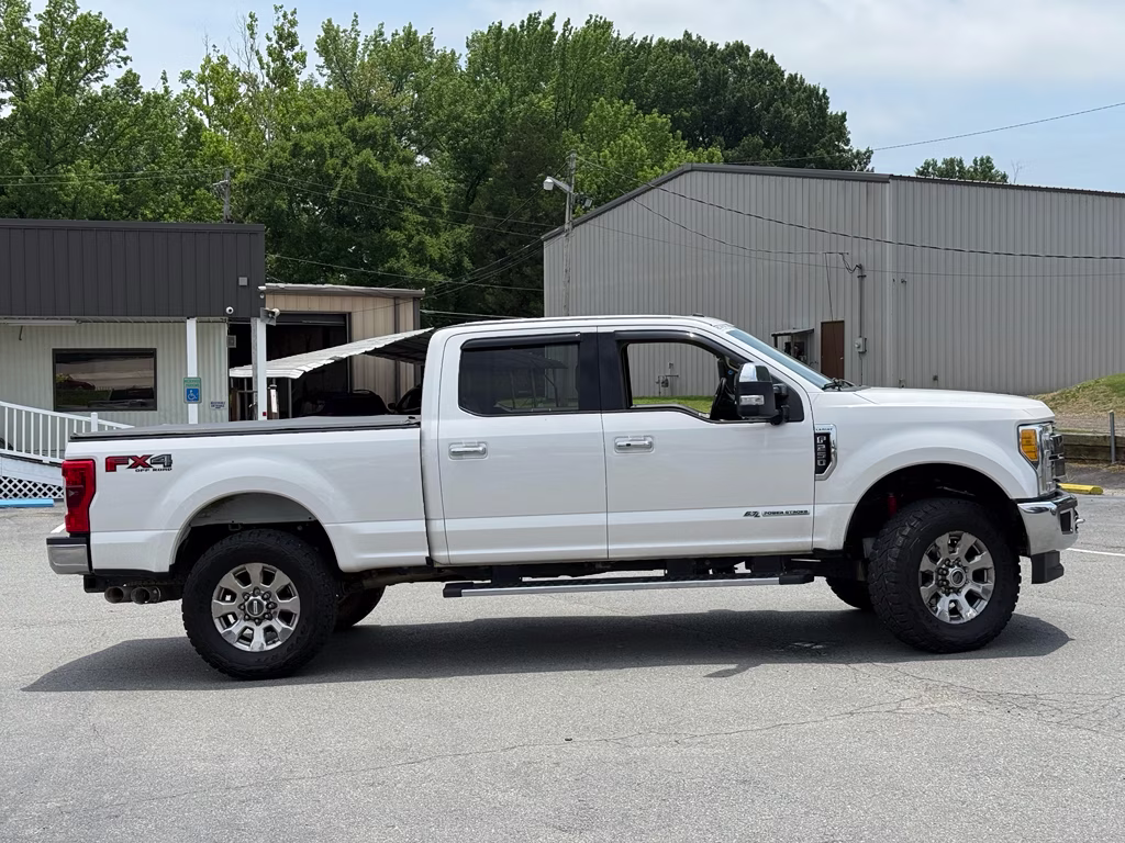 2017 WHITE PLATINUM MET TRI-COAT Ford Super Duty F-250 SRW Lariat 4X4 Truck
