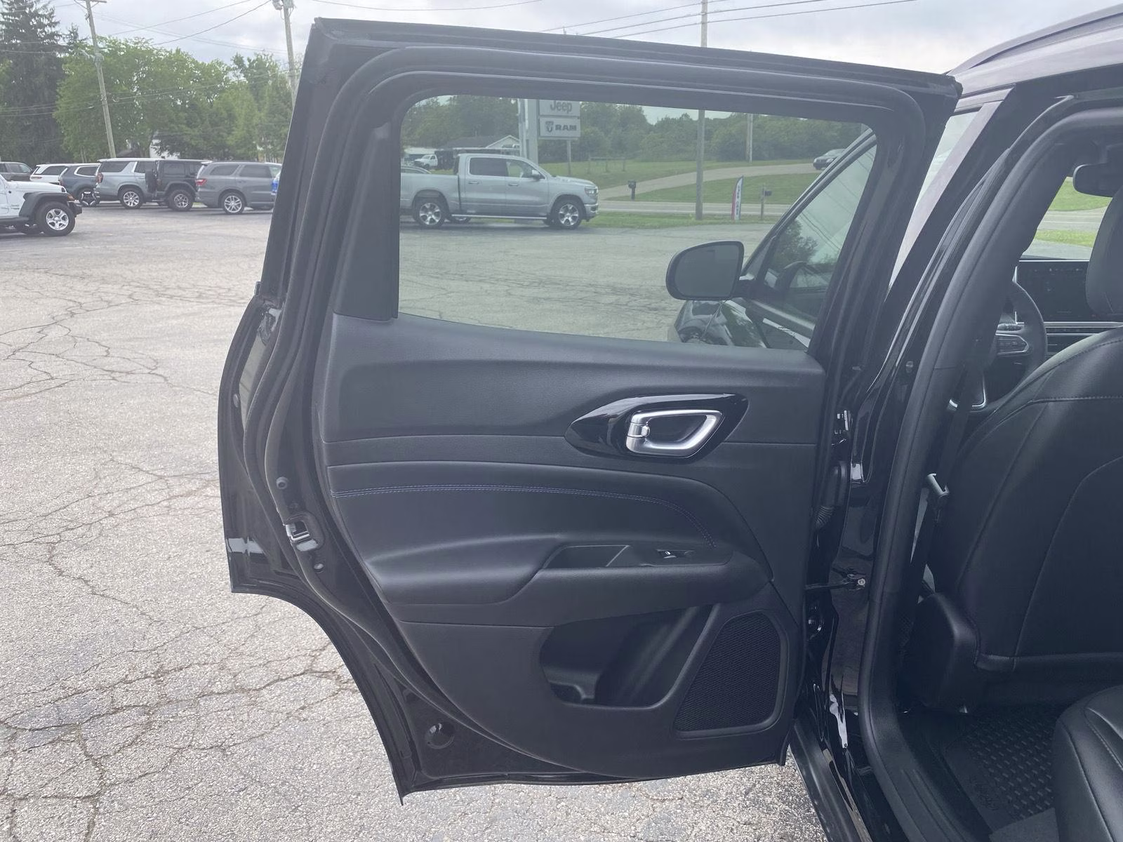 2026 Diamond Black Crystal Pearlcoat Jeep Compass Latitude 4X4 SUV