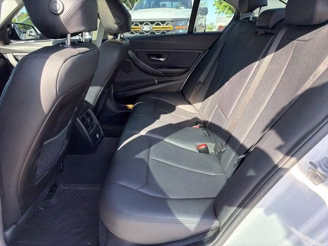 2018 Alpine White BMW 3 Series 320i xDrive AWD Sedan
