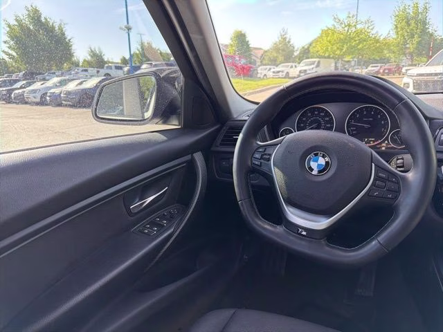 2018 Alpine White BMW 3 Series 320i xDrive AWD Sedan