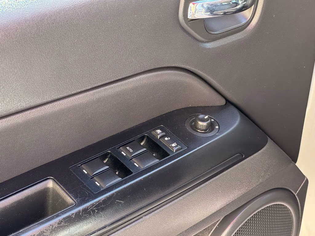 2014 Bright Silver Metallic Clearcoat Jeep Patriot Sport 4X4 SUV