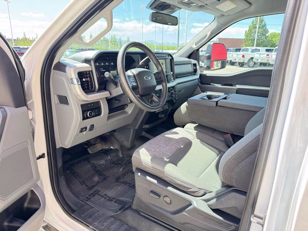 2023 White Ford Super Duty F-350 SRW XLT 4X4 Truck