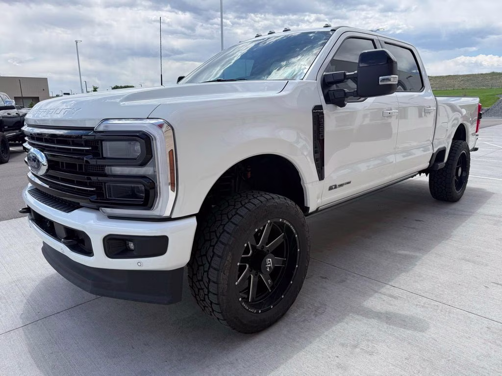 2025 Star White Metallic Tri-Coat Ford Super Duty F-350 SRW Platinum 4X4 Truck