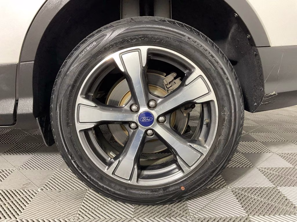 2018 White Platinum Clearcoat Metallic Ford Escape SEL FWD SUV
