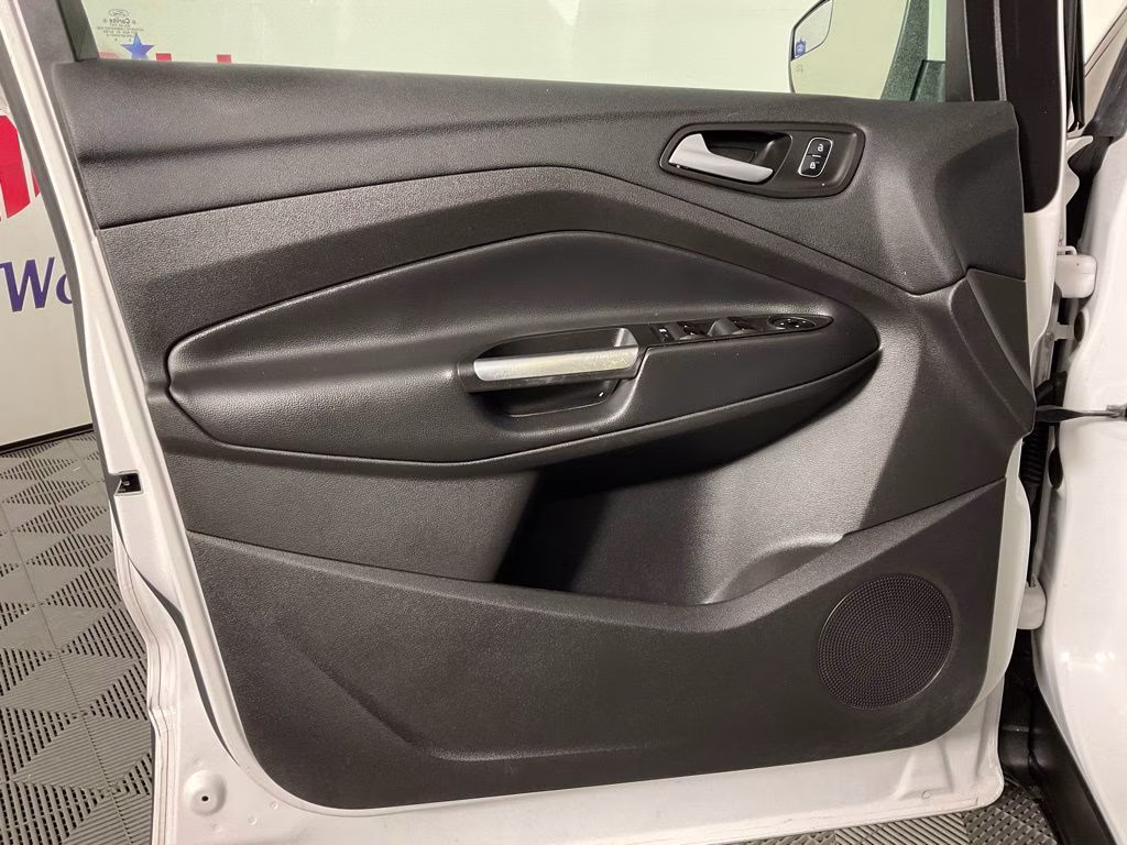 2018 White Platinum Clearcoat Metallic Ford Escape SEL FWD SUV