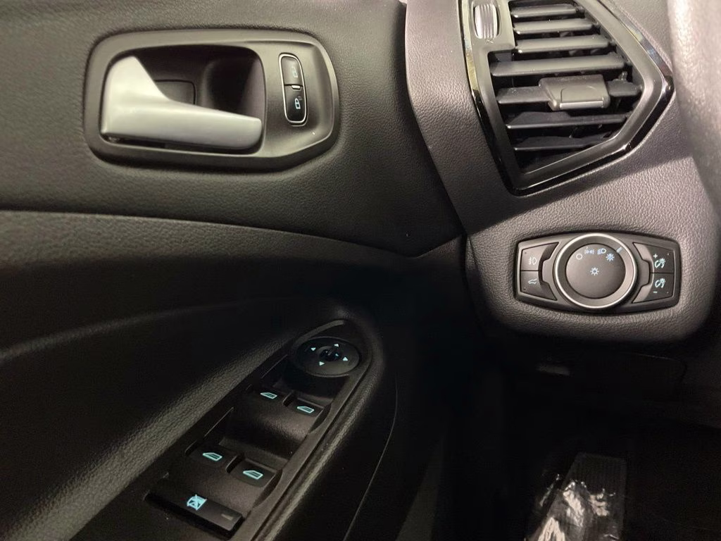 2018 White Platinum Clearcoat Metallic Ford Escape SEL FWD SUV