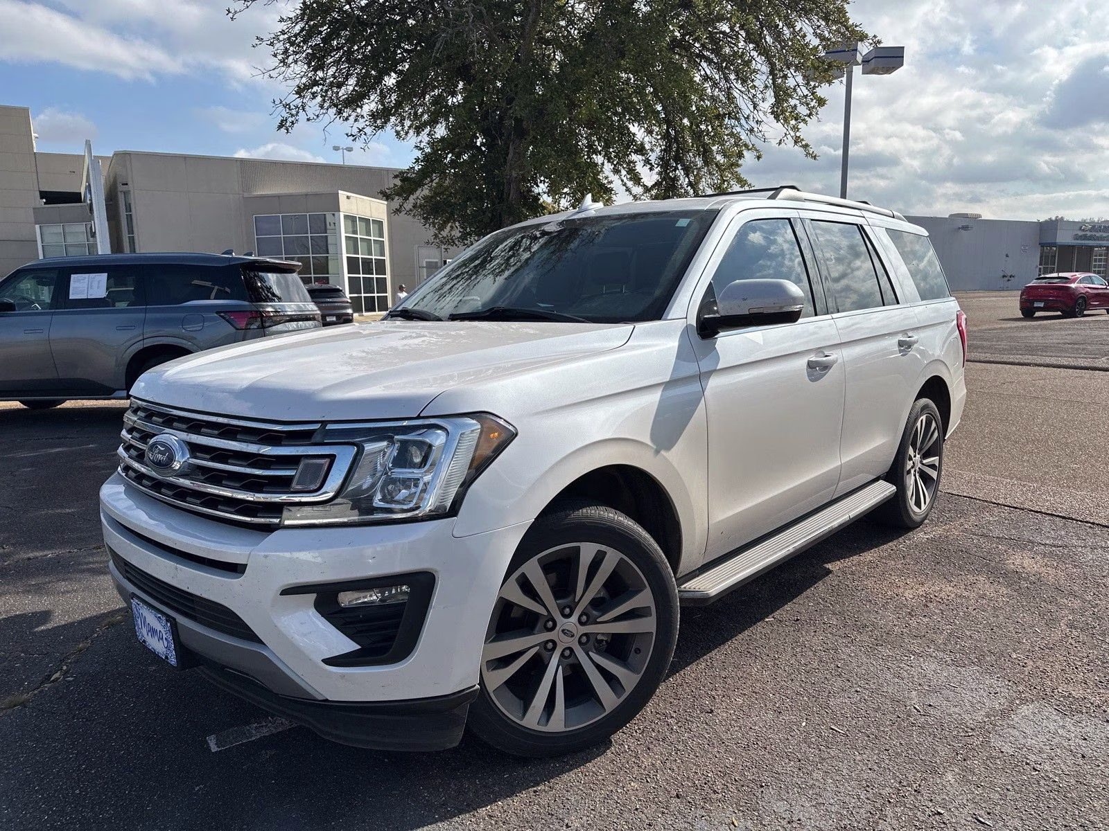 2019 White Platinum Clearcoat Metallic Ford Expedition XLT RWD SUV