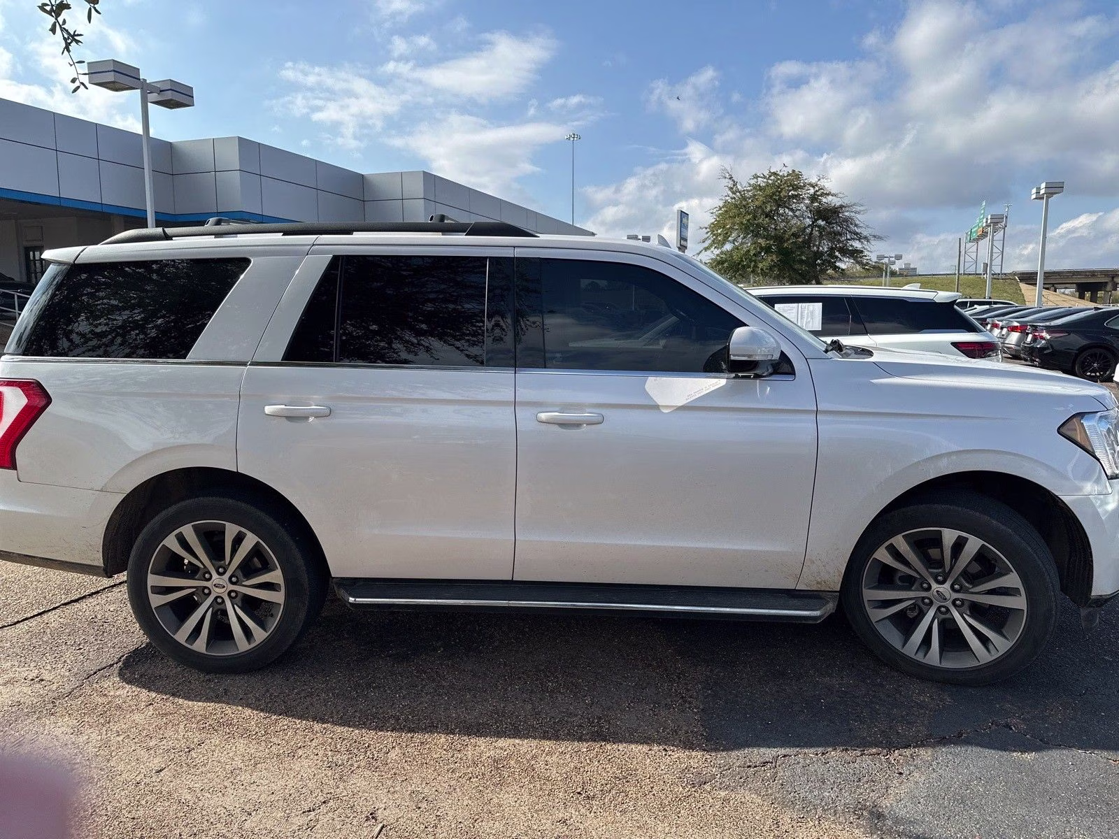 2019 White Platinum Clearcoat Metallic Ford Expedition XLT RWD SUV