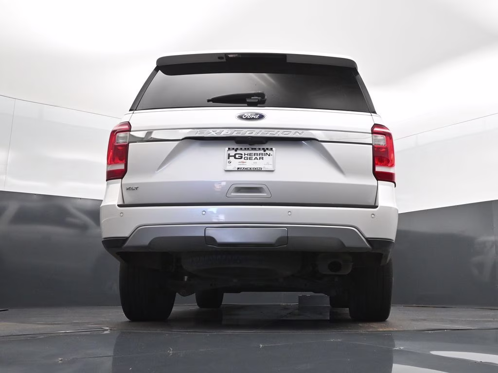 2019 White Platinum Clearcoat Metallic Ford Expedition XLT RWD SUV