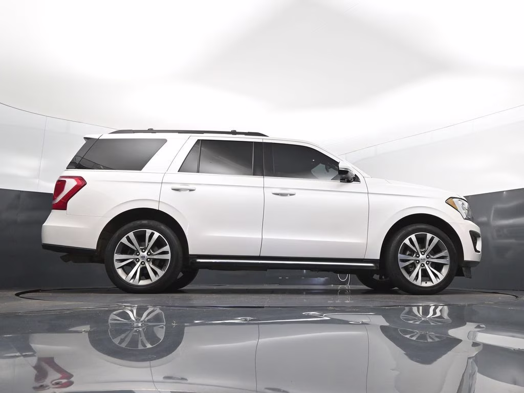 2019 White Platinum Clearcoat Metallic Ford Expedition XLT RWD SUV