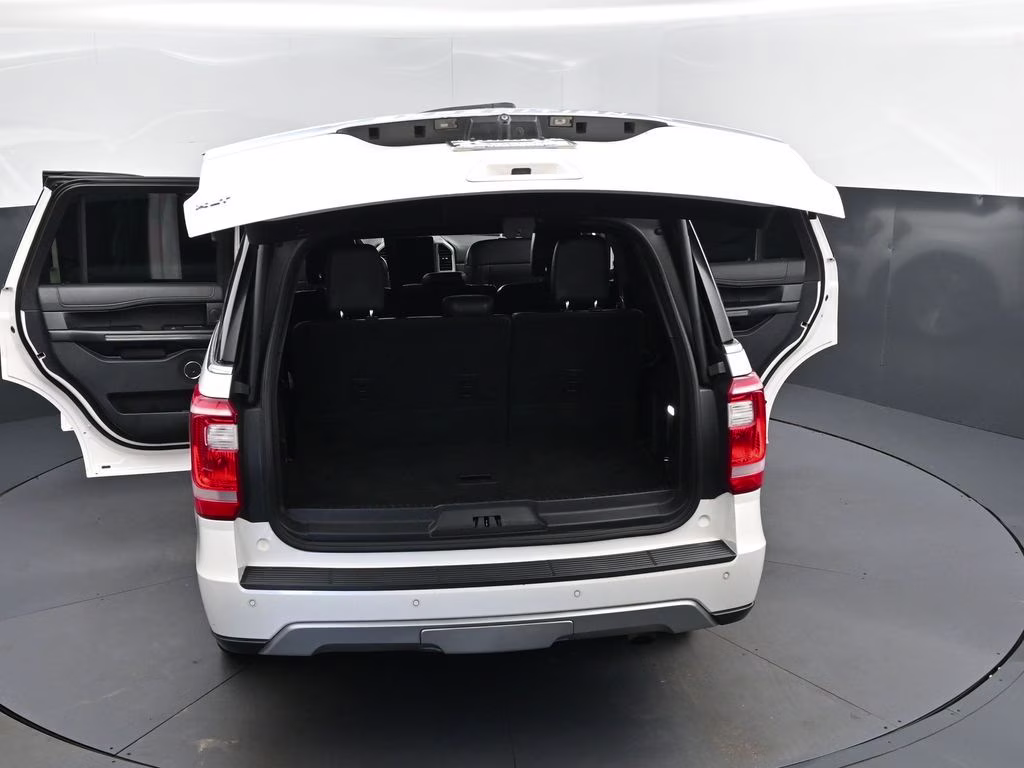 2019 White Platinum Clearcoat Metallic Ford Expedition XLT RWD SUV