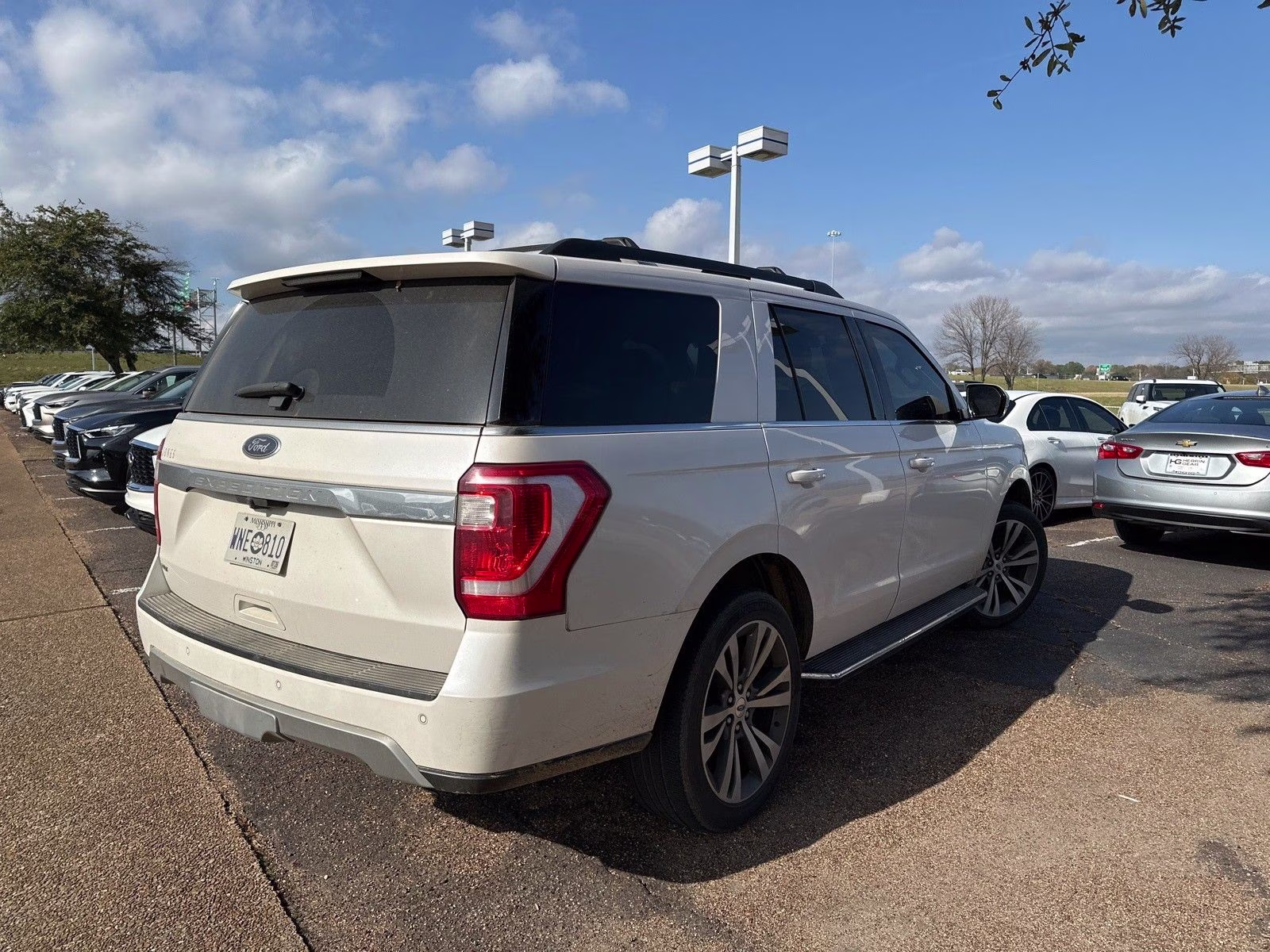 2019 White Platinum Clearcoat Metallic Ford Expedition XLT RWD SUV