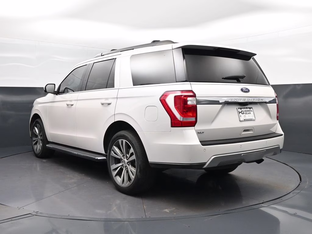 2019 White Platinum Clearcoat Metallic Ford Expedition XLT RWD SUV