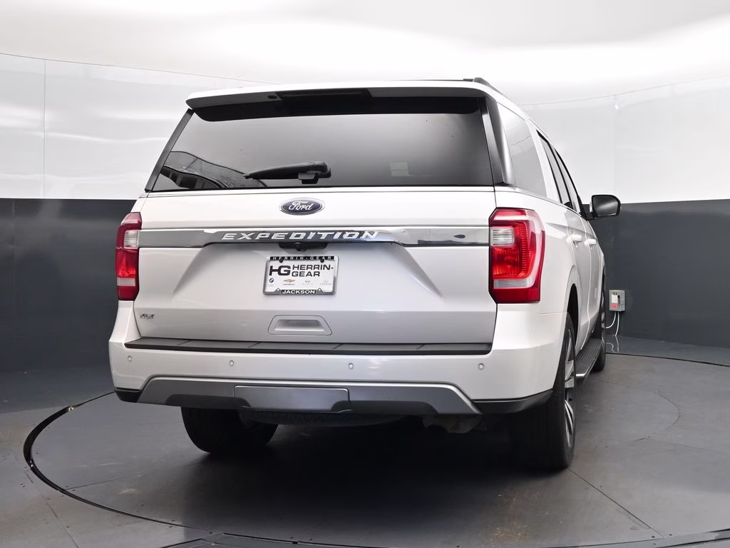 2019 White Platinum Clearcoat Metallic Ford Expedition XLT RWD SUV
