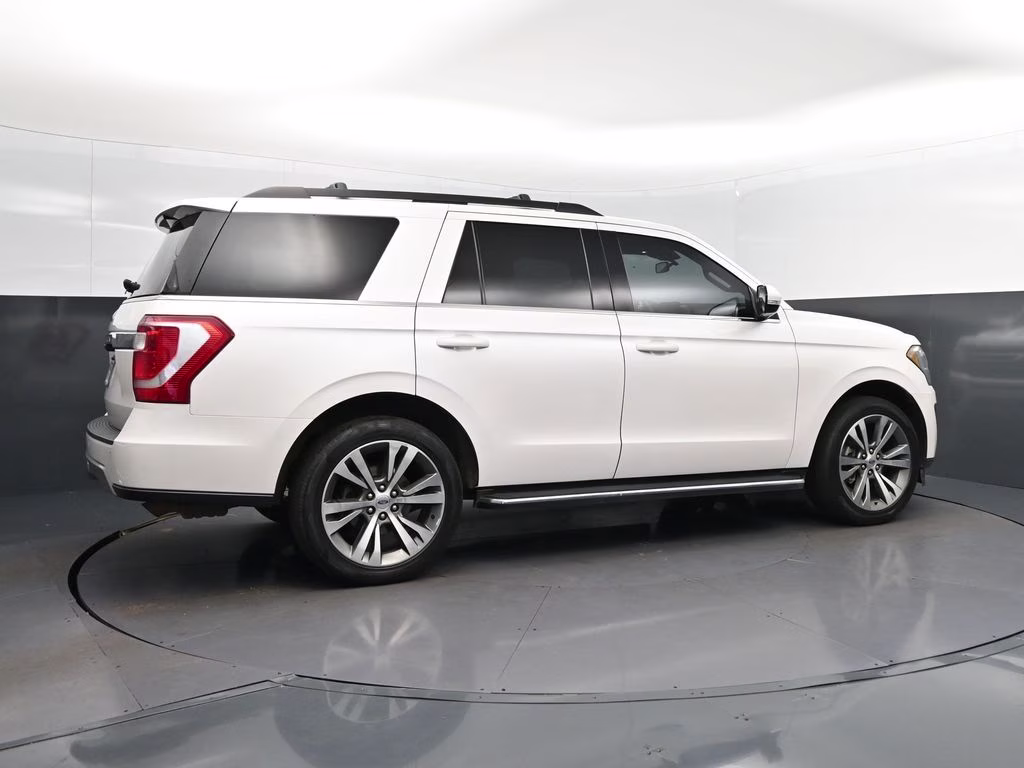 2019 White Platinum Clearcoat Metallic Ford Expedition XLT RWD SUV
