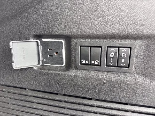 2021 White Frost GMC Yukon XL AT4 4X4 SUV
