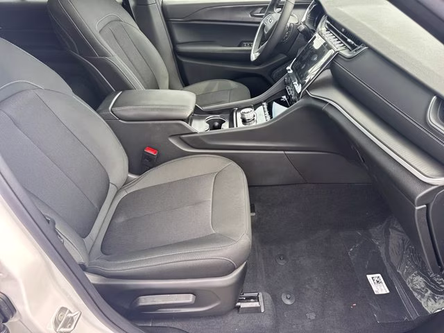 2026 Bright White Clearcoat Jeep Grand Cherokee Laredo X RWD SUV