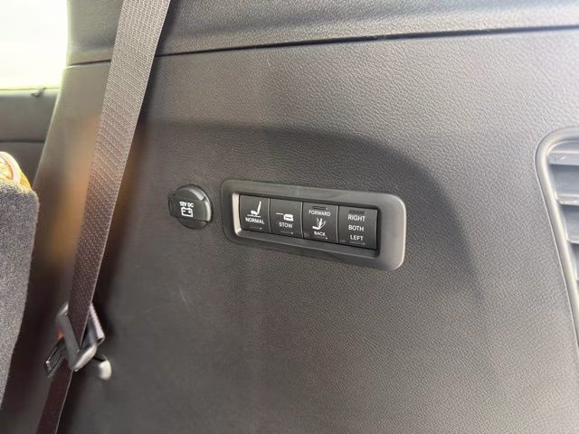 2025 Bright White Clearcoat Chrysler Pacifica Pinnacle AWD Van