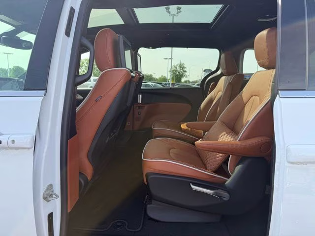 2025 Bright White Clearcoat Chrysler Pacifica Pinnacle AWD Van
