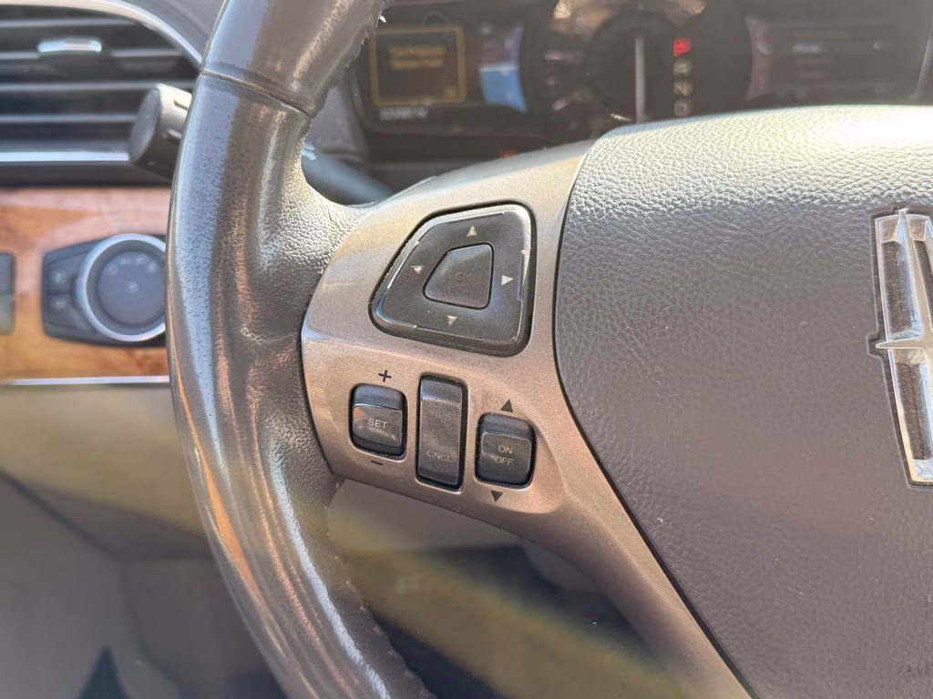 2011 White Platinum Clearcoat Metallic Lincoln MKX Base FWD SUV