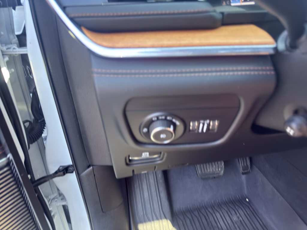 2024 Bright White Clearcoat Jeep Grand Cherokee L Summit Reserve 4X4 SUV