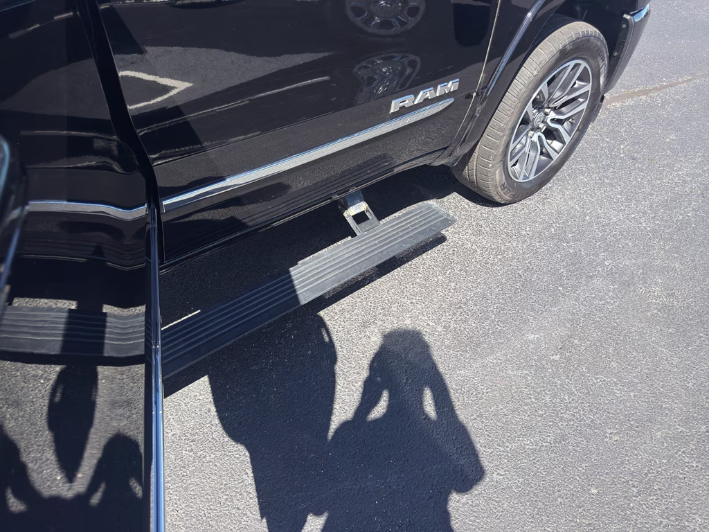 2025 Diamond Black Crystal Pearlcoat Ram 1500 Limited 4X4 Truck