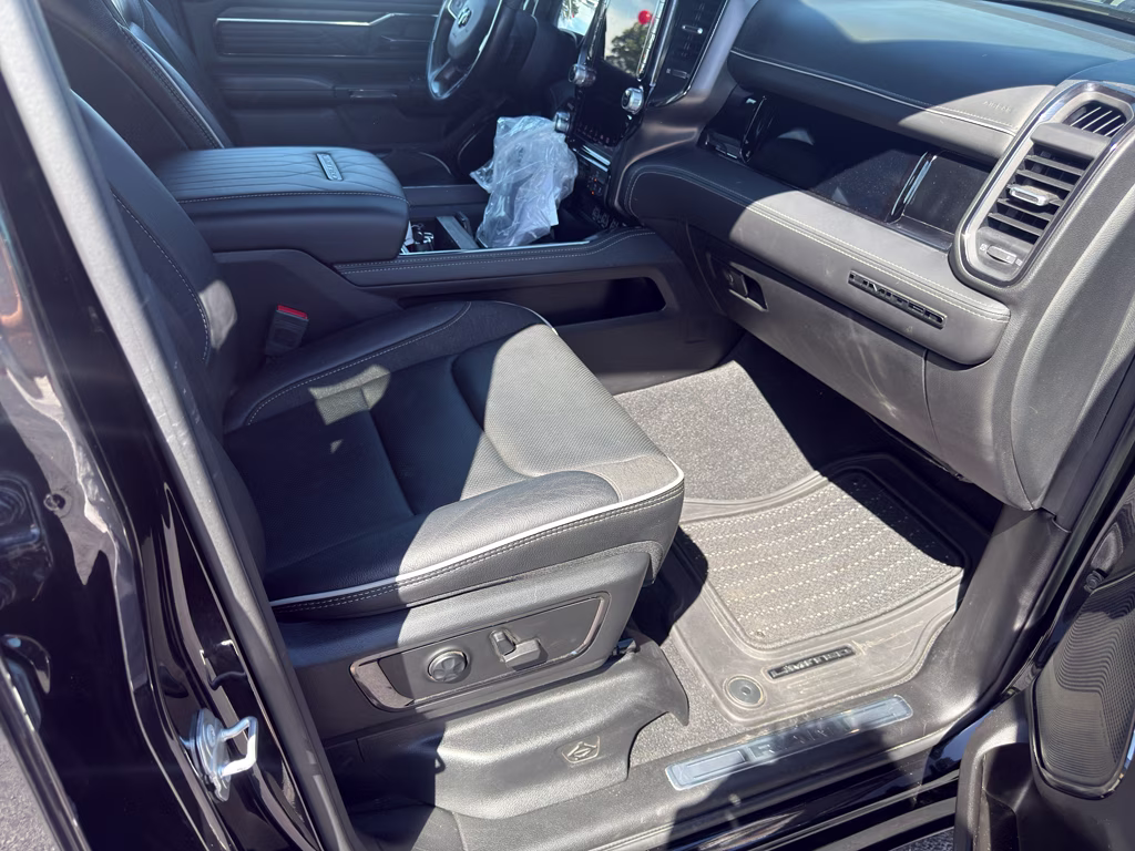 2025 Diamond Black Crystal Pearlcoat Ram 1500 Limited 4X4 Truck