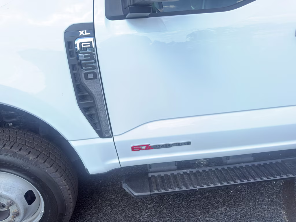 2024 Oxford White Ford Super Duty F-350 DRW XL 4X4 Truck