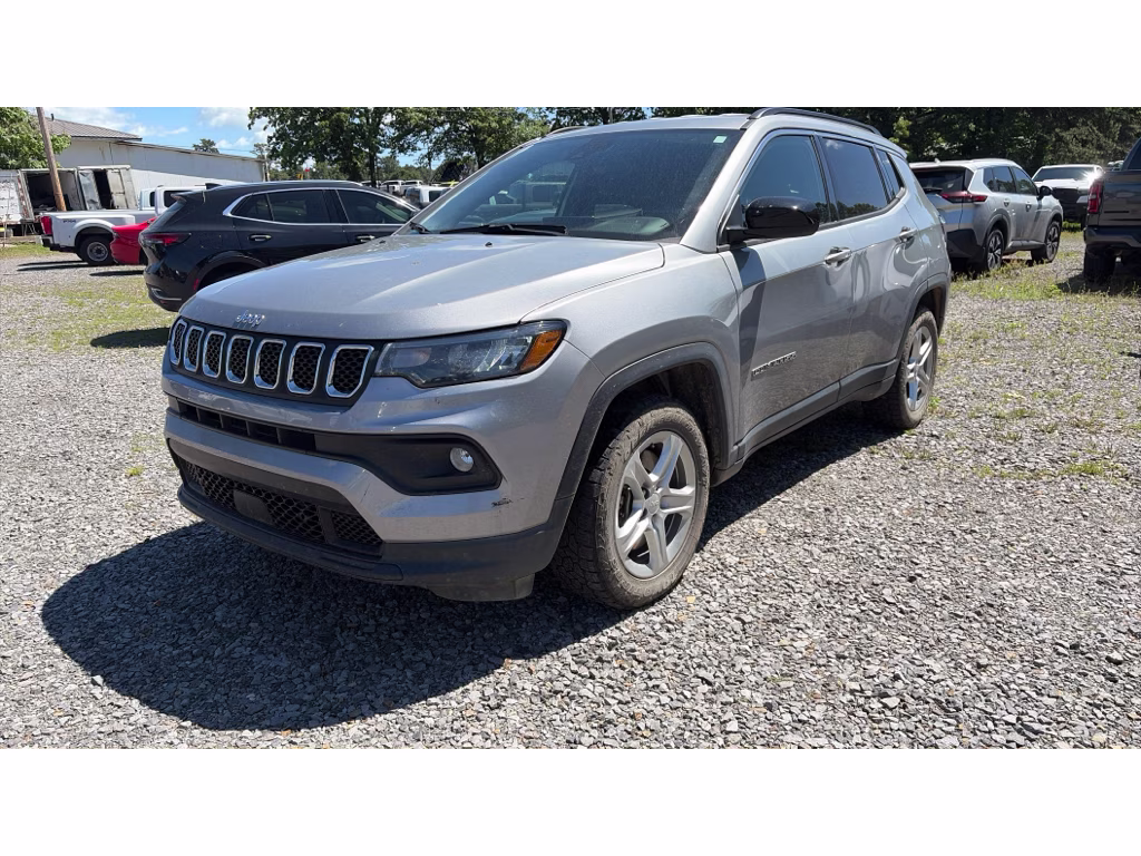 2024 Silver Zynith Metallic Clearcoat Jeep Compass Latitude 4X4 SUV