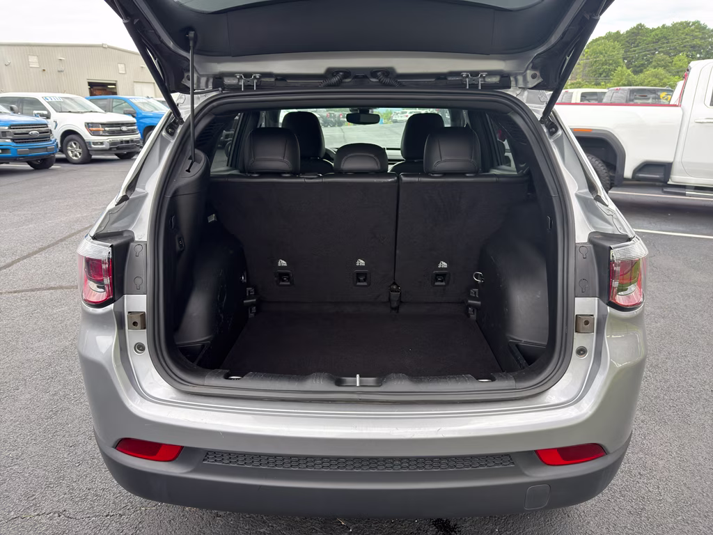 2024 Silver Zynith Metallic Clearcoat Jeep Compass Latitude 4X4 SUV