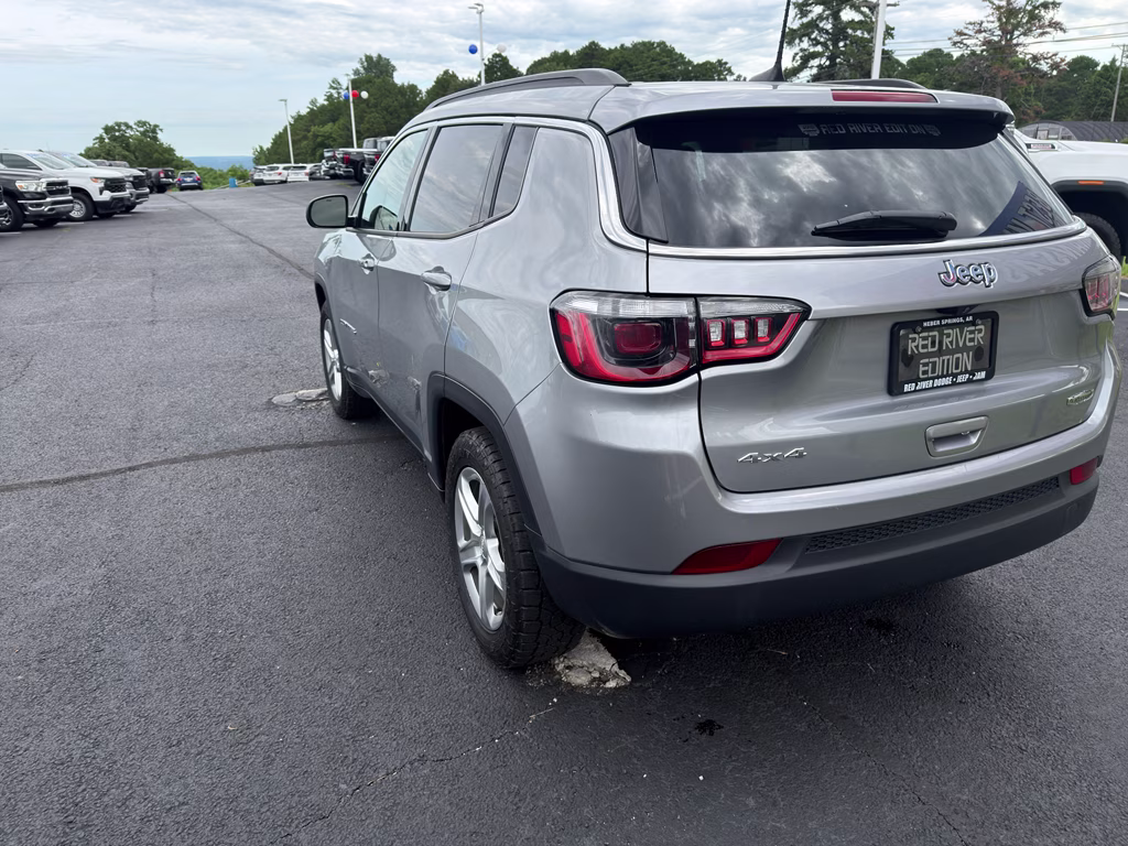2024 Silver Zynith Metallic Clearcoat Jeep Compass Latitude 4X4 SUV