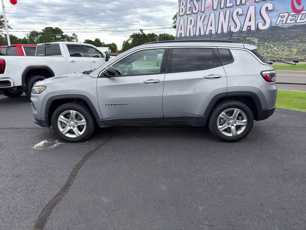 2024 Silver Zynith Metallic Clearcoat Jeep Compass Latitude 4X4 SUV