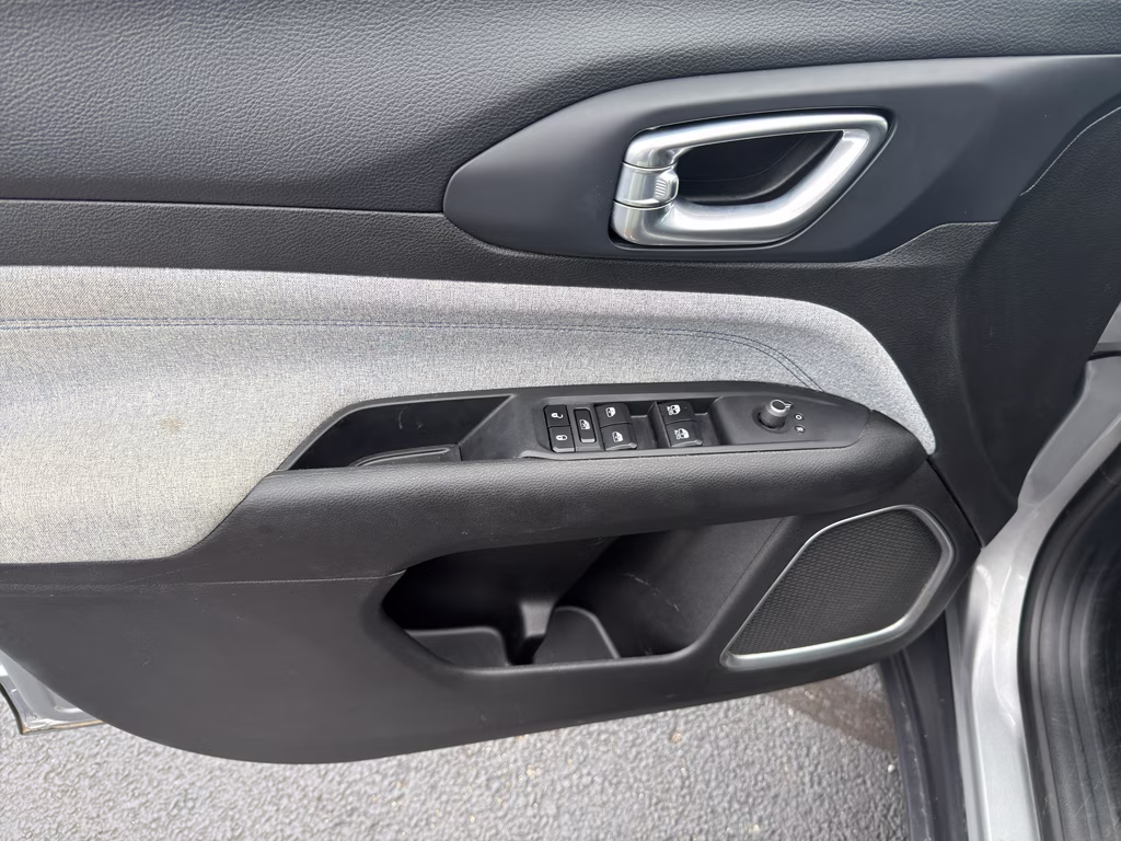 2024 Silver Zynith Metallic Clearcoat Jeep Compass Latitude 4X4 SUV