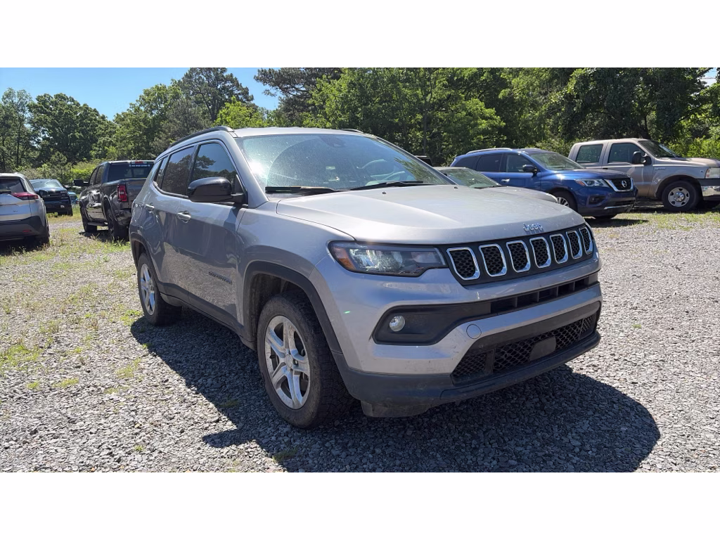2024 Silver Zynith Metallic Clearcoat Jeep Compass Latitude 4X4 SUV