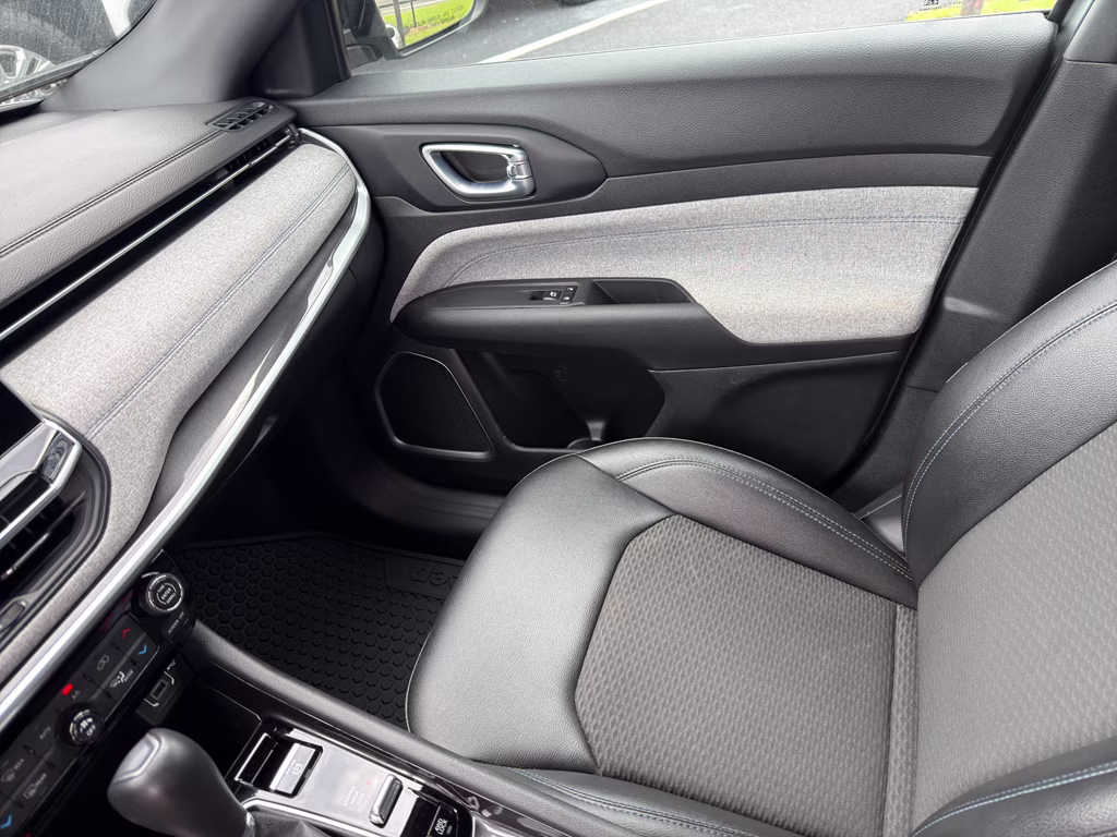 2024 Silver Zynith Metallic Clearcoat Jeep Compass Latitude 4X4 SUV