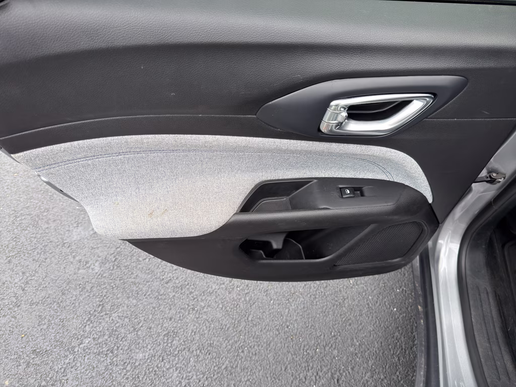 2024 Silver Zynith Metallic Clearcoat Jeep Compass Latitude 4X4 SUV