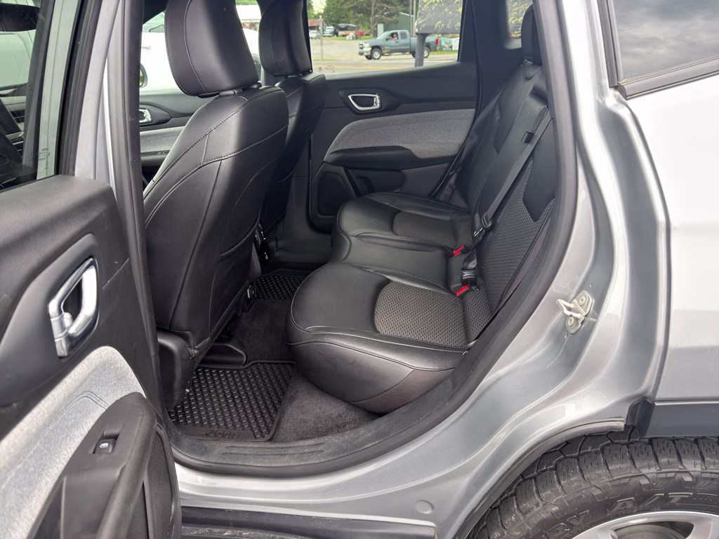 2024 Silver Zynith Metallic Clearcoat Jeep Compass Latitude 4X4 SUV