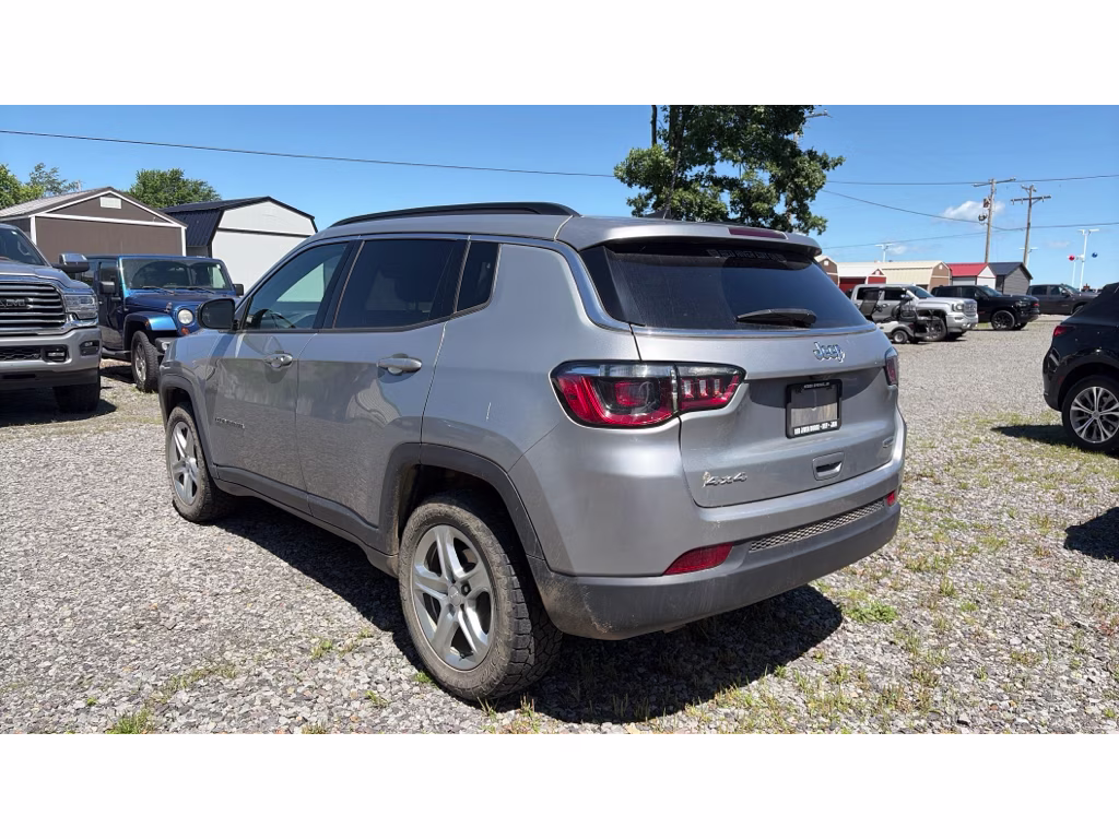 2024 Silver Zynith Metallic Clearcoat Jeep Compass Latitude 4X4 SUV