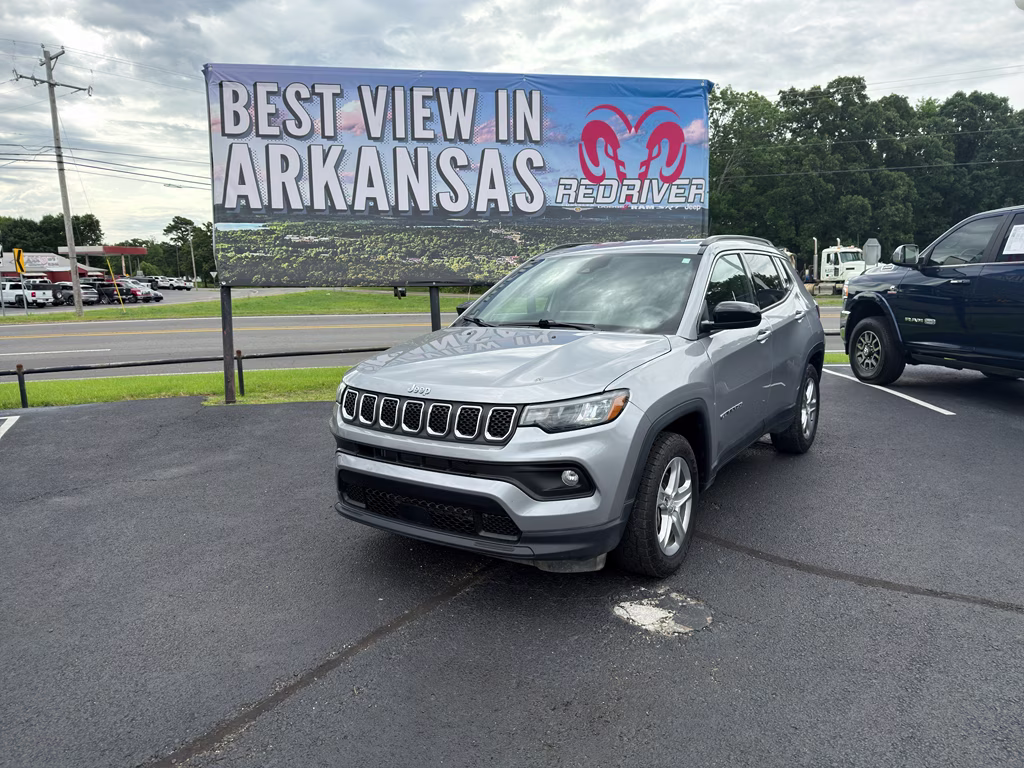 2024 Silver Zynith Metallic Clearcoat Jeep Compass Latitude 4X4 SUV