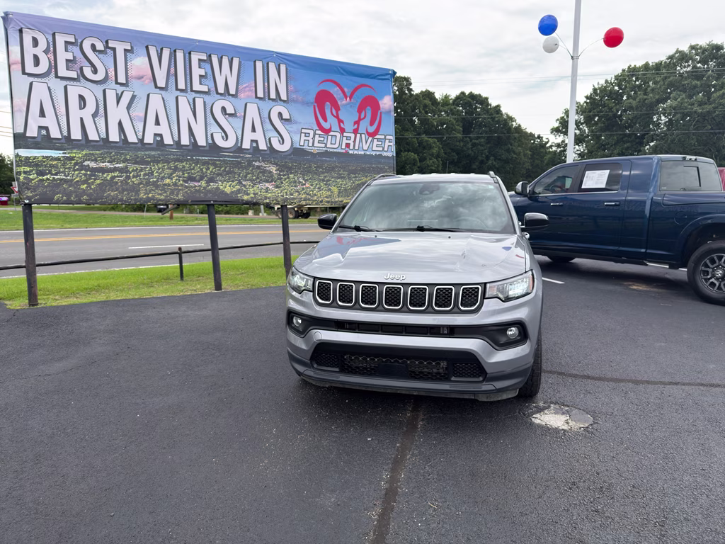 2024 Silver Zynith Metallic Clearcoat Jeep Compass Latitude 4X4 SUV