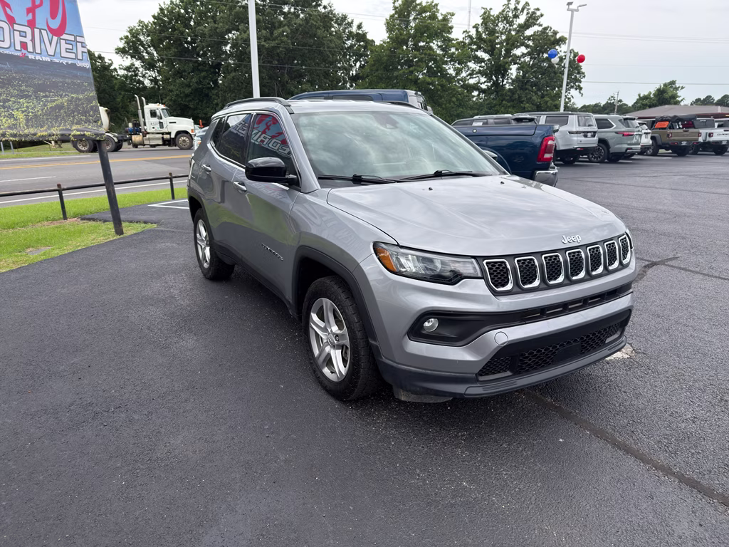 2024 Silver Zynith Metallic Clearcoat Jeep Compass Latitude 4X4 SUV