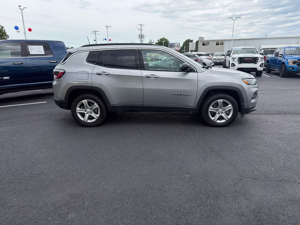 2024 Silver Zynith Metallic Clearcoat Jeep Compass Latitude 4X4 SUV