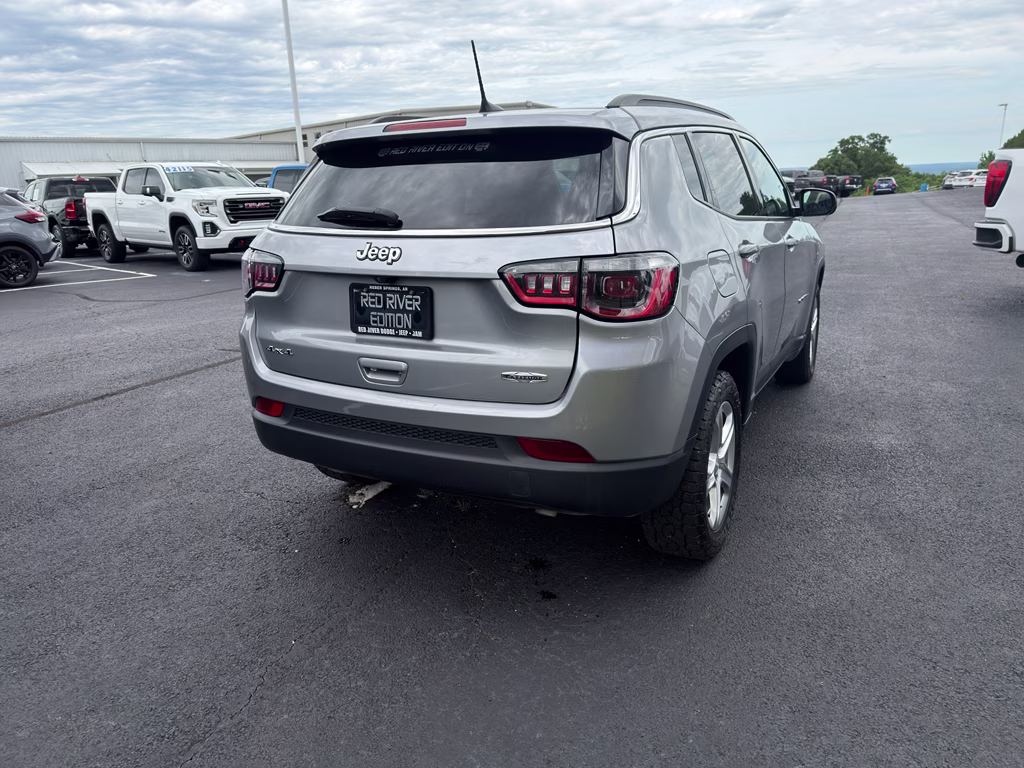 2024 Silver Zynith Metallic Clearcoat Jeep Compass Latitude 4X4 SUV