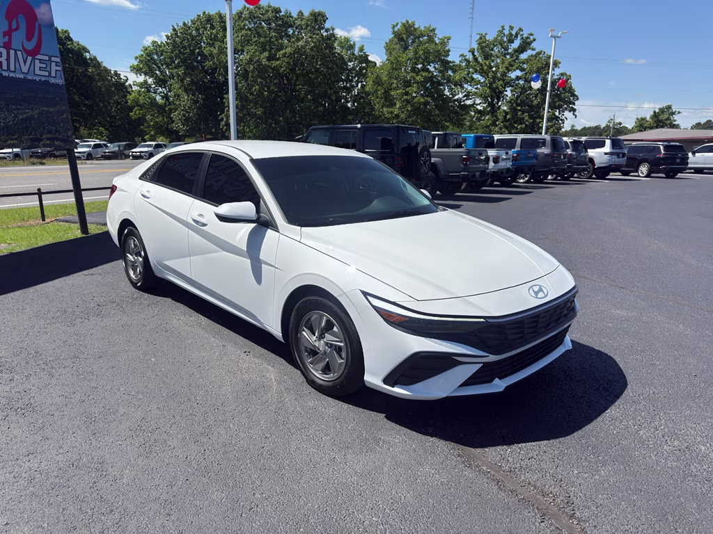 2025 Serenity White Hyundai Elantra SE FWD Sedan