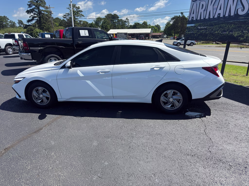 2025 Serenity White Hyundai Elantra SE FWD Sedan